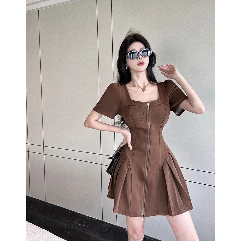 

2024 Summer French Fashion New Niche Dress Design With Pleated Zipper Waist Closure Short Sleeved Hepburn Style Chic Dress Women