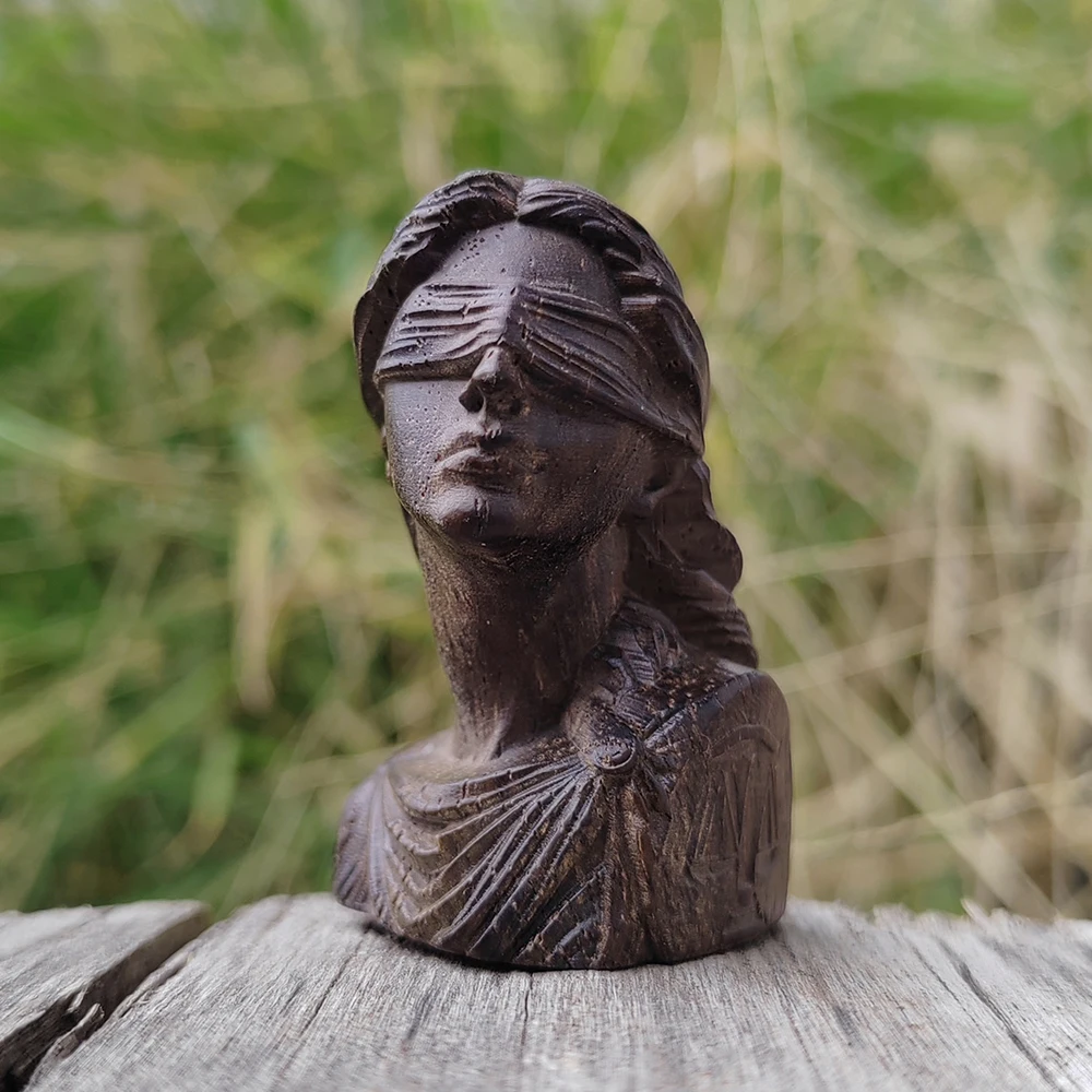 Hand-Carved Wooden Statue of the Goddess of Justice Themis, Classical Style, Suitable for Christmas Decorations, Holiday Decorations, Home Decor, Bedroom, Back-To-School Season Gifts, New Year Gifts, Study Room