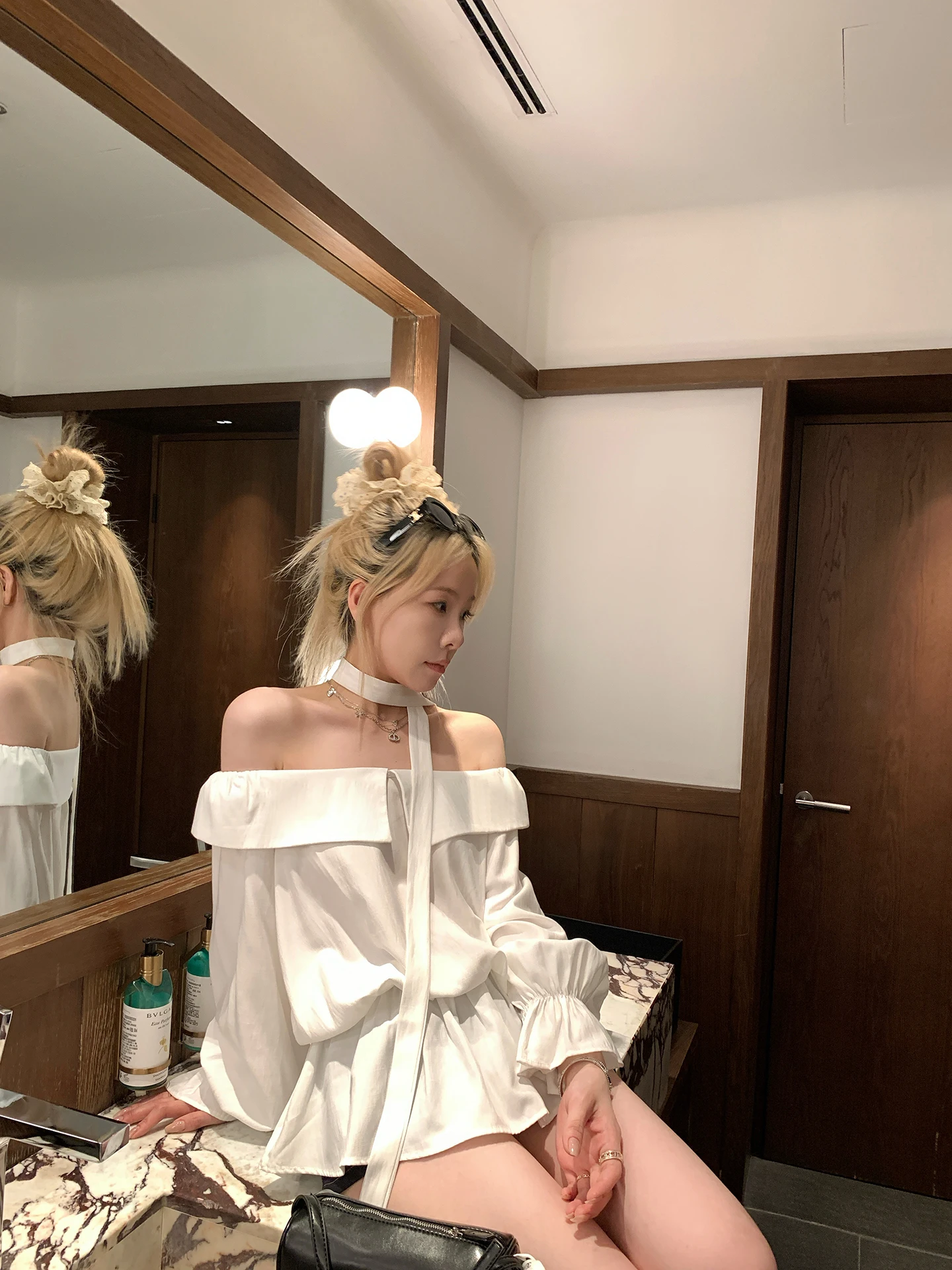 

Белая женская блузка на одно плечо с рюшами и завышенной талией, без рукавов, в корейском стиле, для офиса, весна-лето, модный дизайн