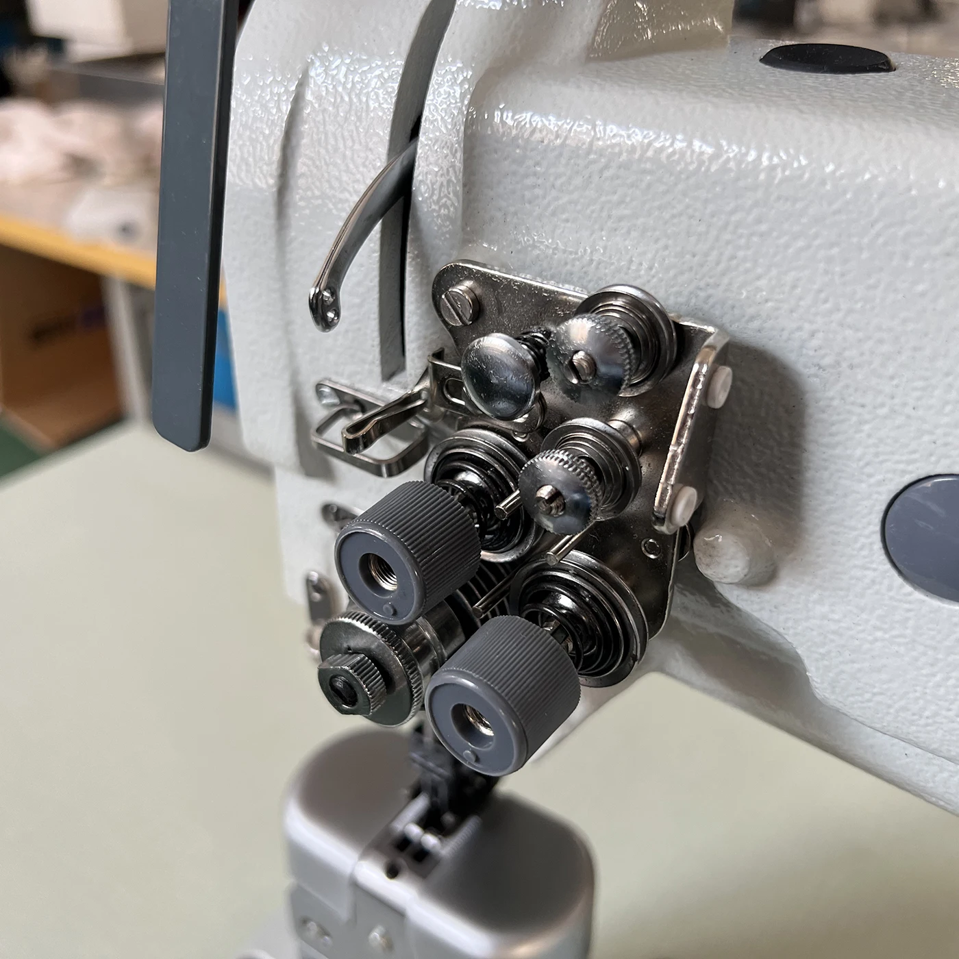 ماكينة خياطة الجلود B-4400H عمود ما بعد السرير إبرة مزدوجة ماكينة خياطة صناعية الجهد 110-220 فولت