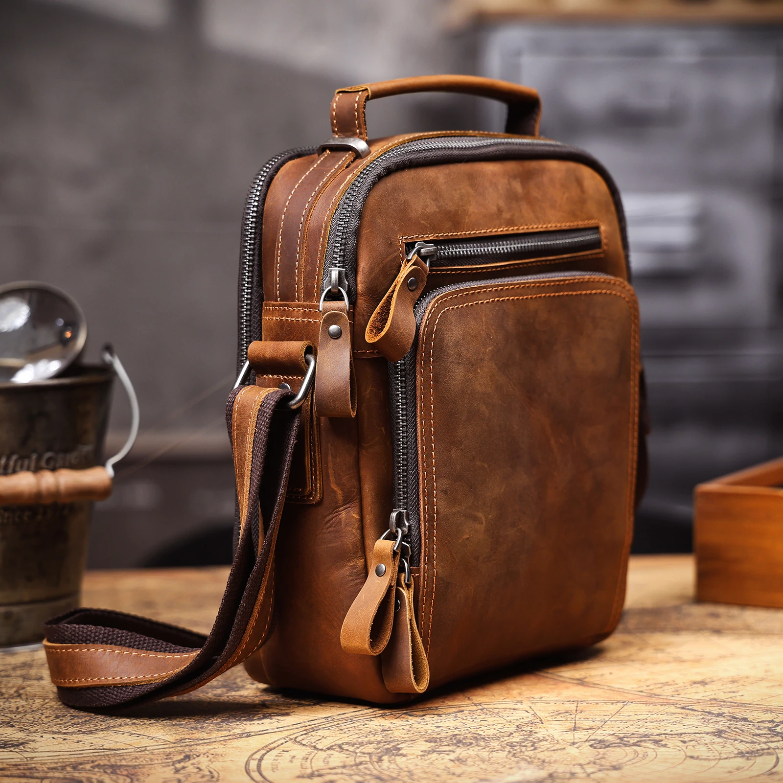 Vintage Leder-Umhängetasche für Herren, Lässige Crossbody-Tasche, Herren-Schultertasche aus Crazy-Horse-Leder, Handgefertigt – Detail 12