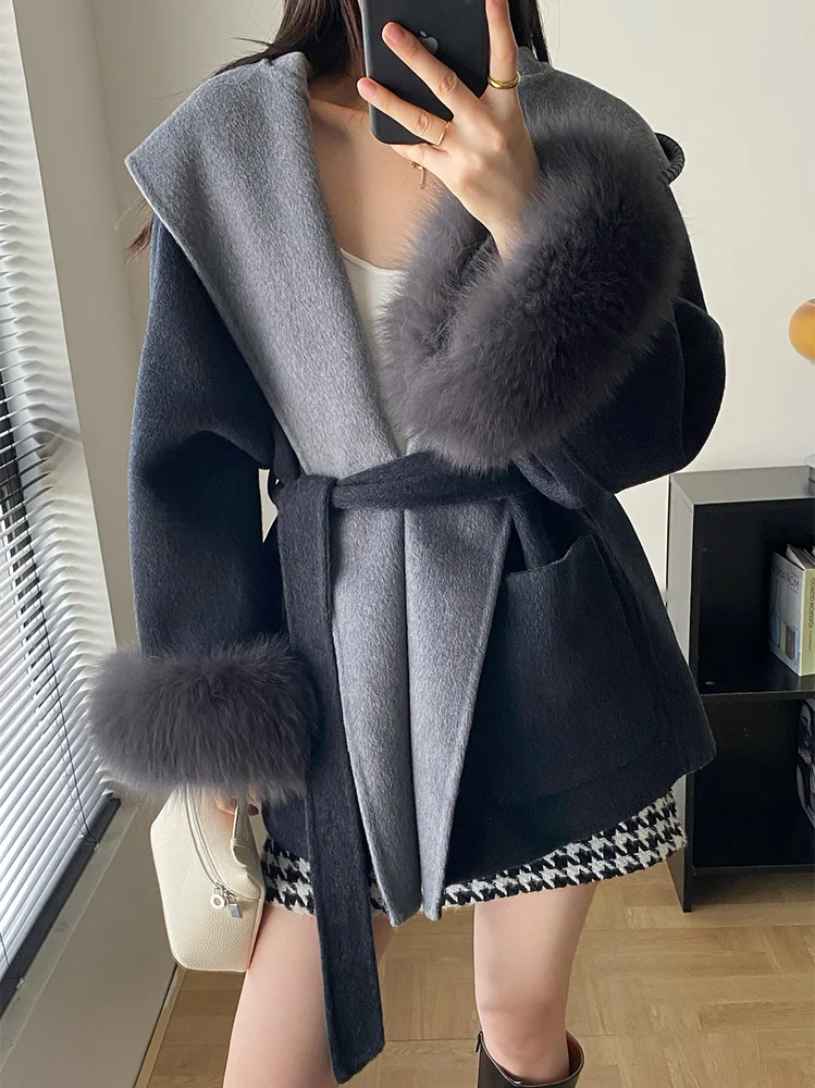 เสื้อโค้ทผู้หญิงฤดูใบไม้ร่วงฤดูหนาวปี 2025 ผ้าแคชเมียร์ผสมขนสัตว์แท้ แต่งปลายแขนด้วยขนจิ้งจอกธรรมชาติ พร้อมเข็มขัด ทรงเข้ารูป เสื้อคลุมสำหรับผู้หญิง