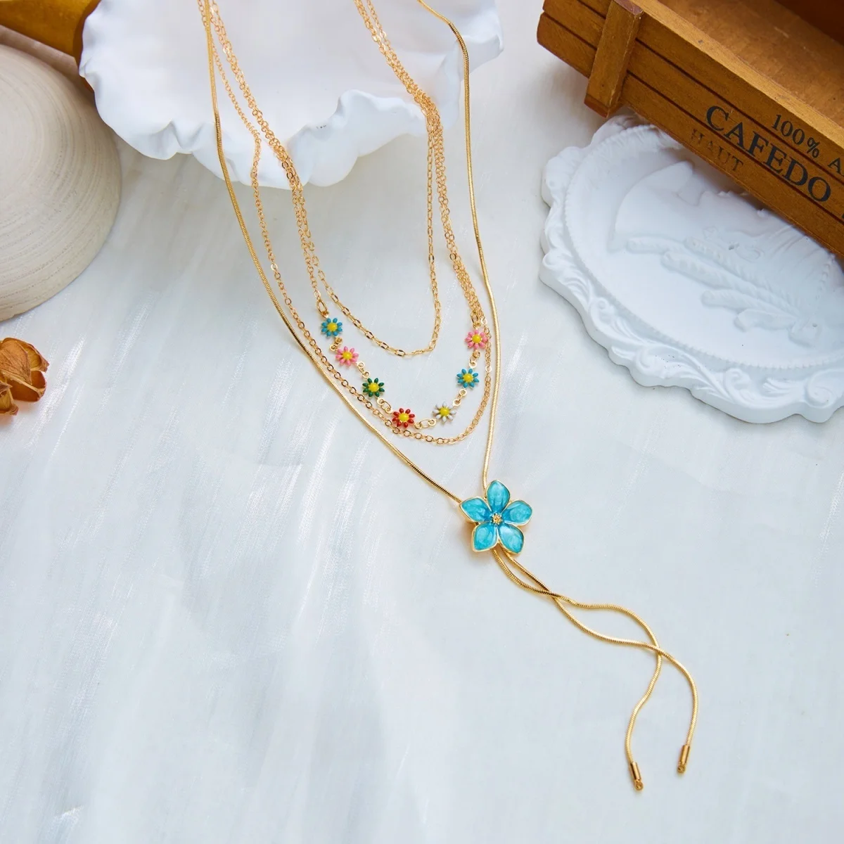 Süße, bunte Emaille-Halskette mit winzigen Gänseblümchen, Schlangenkette, Y-förmiger Quaste und simulierten Perlen für Damen, florales Choker-Schmuckstück – Detail 27