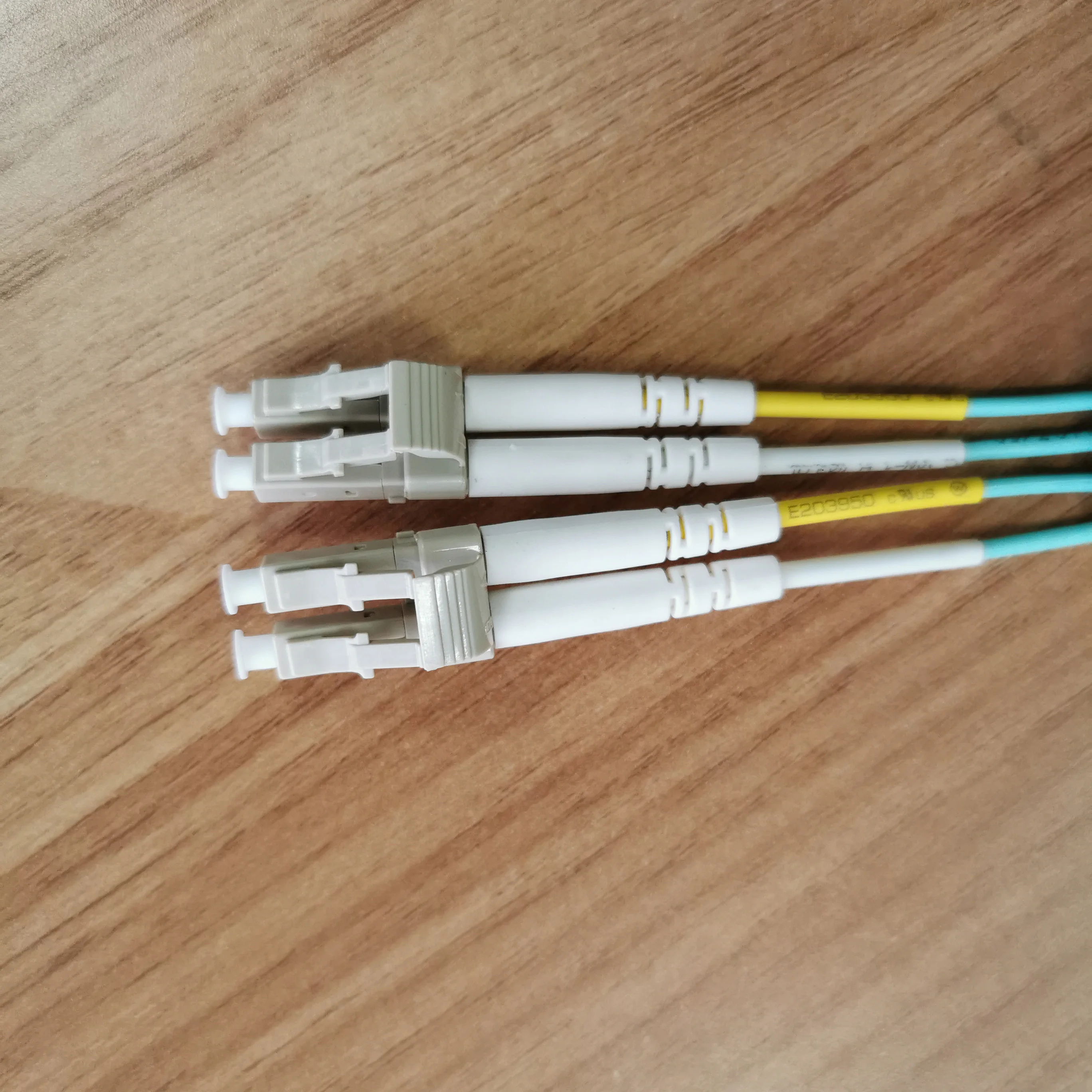 SC Conectores libremente combinados Cable de conexión de fibra óptica Apc Upc 2,0 mm DM OM3 OM4 FTTH Cable de conexión óptico