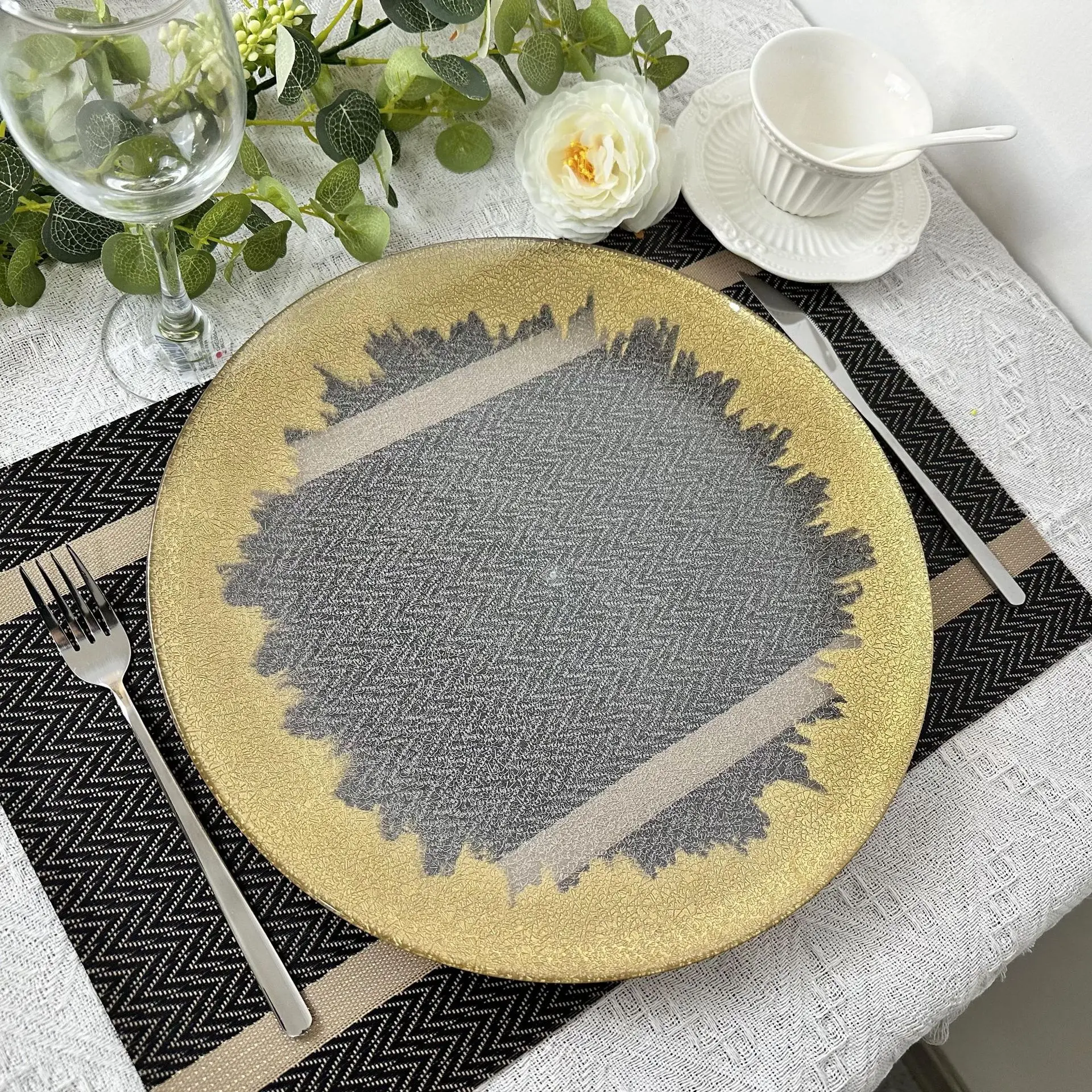 50 PCS Charger Plates Clear Plastic Tray Round Dishes With Gold Edge 13 Inches Acrylic Decorative Dining Plate For Table Setting