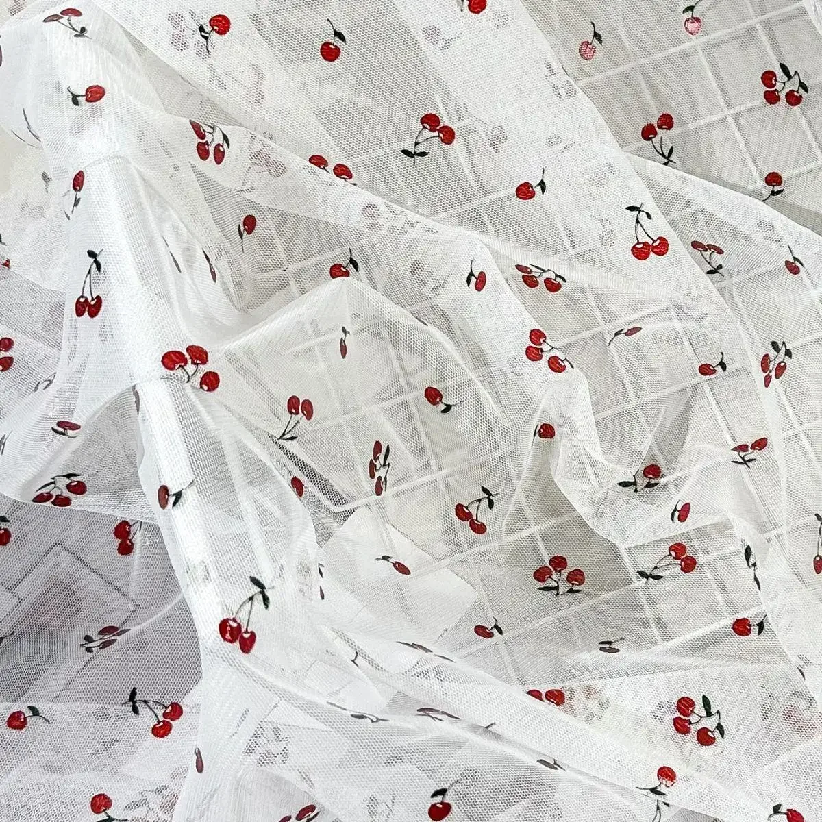 Tessuto a rete morbido elasticizzato con filo d'oro con stampa ciliegia per abbigliamento Materiale decorativo a rete trasparente con fori fini per sartoria fai-da-te