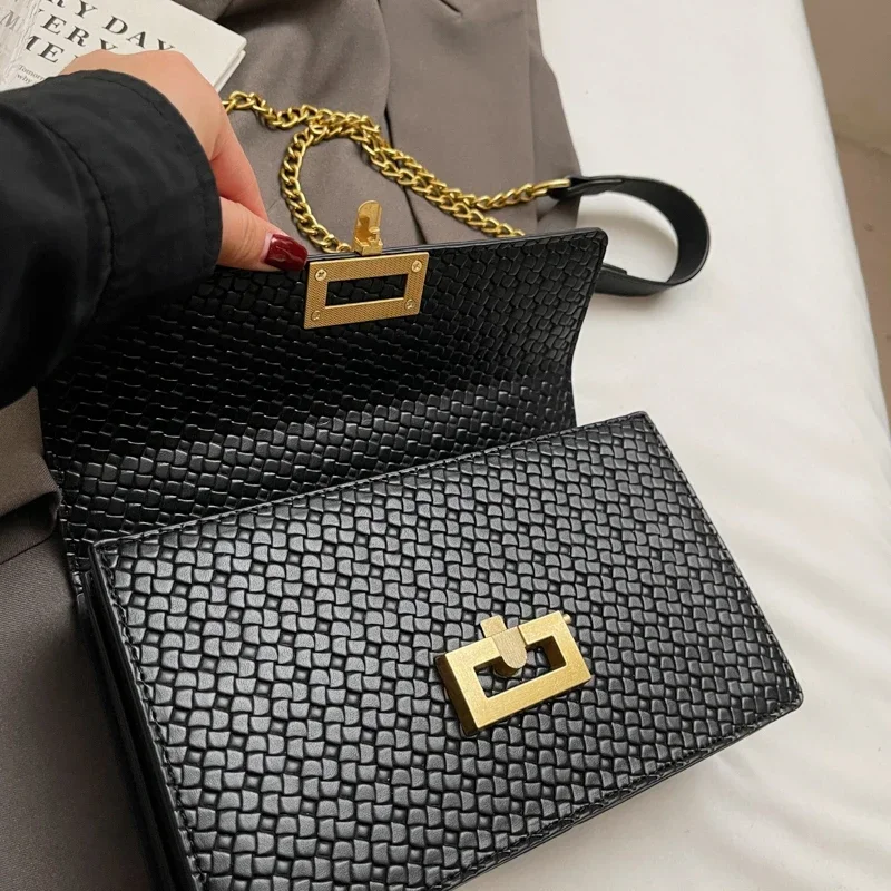 

Модный модный клатч с уникальным винтажным логотипом с буквами и элегантной кожей для вечернего шоу