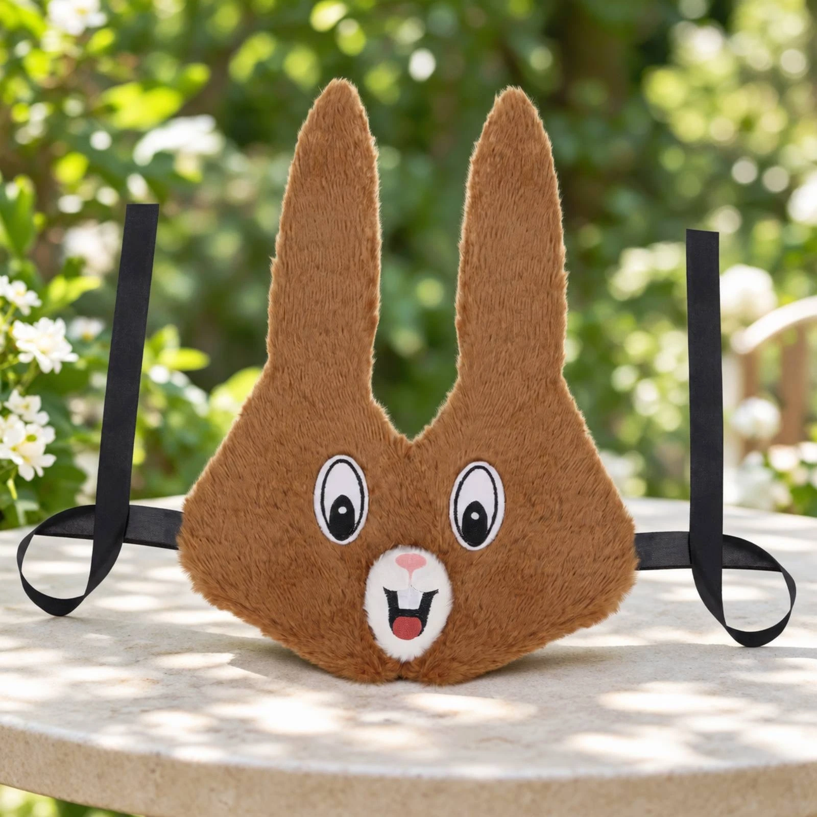 布製の紐が付いた、うさぎ耳のヘッドピース。快適な着け心地で、かわいらしいうさぎの顔を模したデザイン。ふわふわとした素材で、コスプレにぴったりのヘッドウェア。