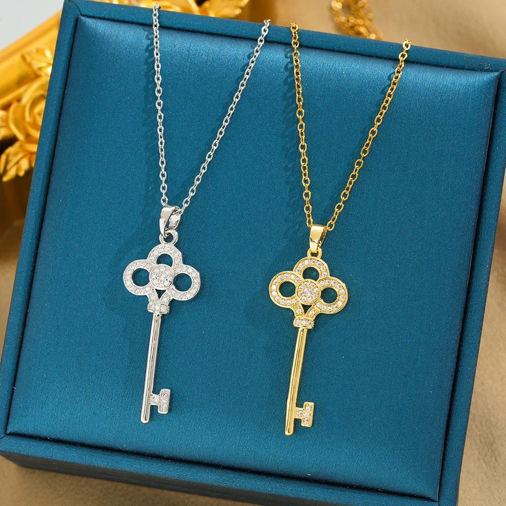 تمامًا مثل أنماط القمصان النسائية على Instagram، قلادة الترقوة بسيطة وعصرية