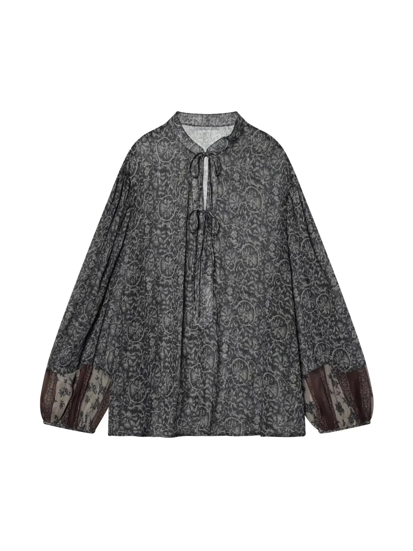 

Женская весенняя новинка: свободная рубашка с бантом, контрастными вставками и принтом в металлических цветах