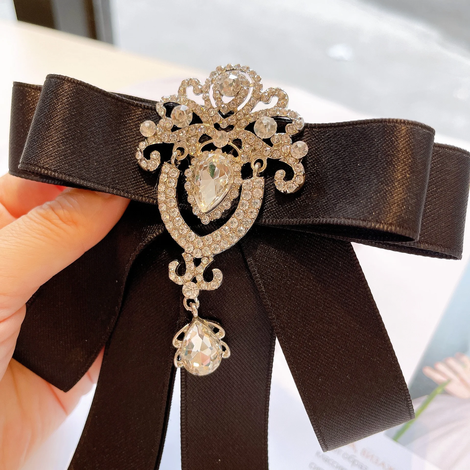 

Bow Tie Brooches for Woman Fashion Korean British College Style Shirt Suit Accessories Handmade Rhinestone Bowtie Female Jewelry