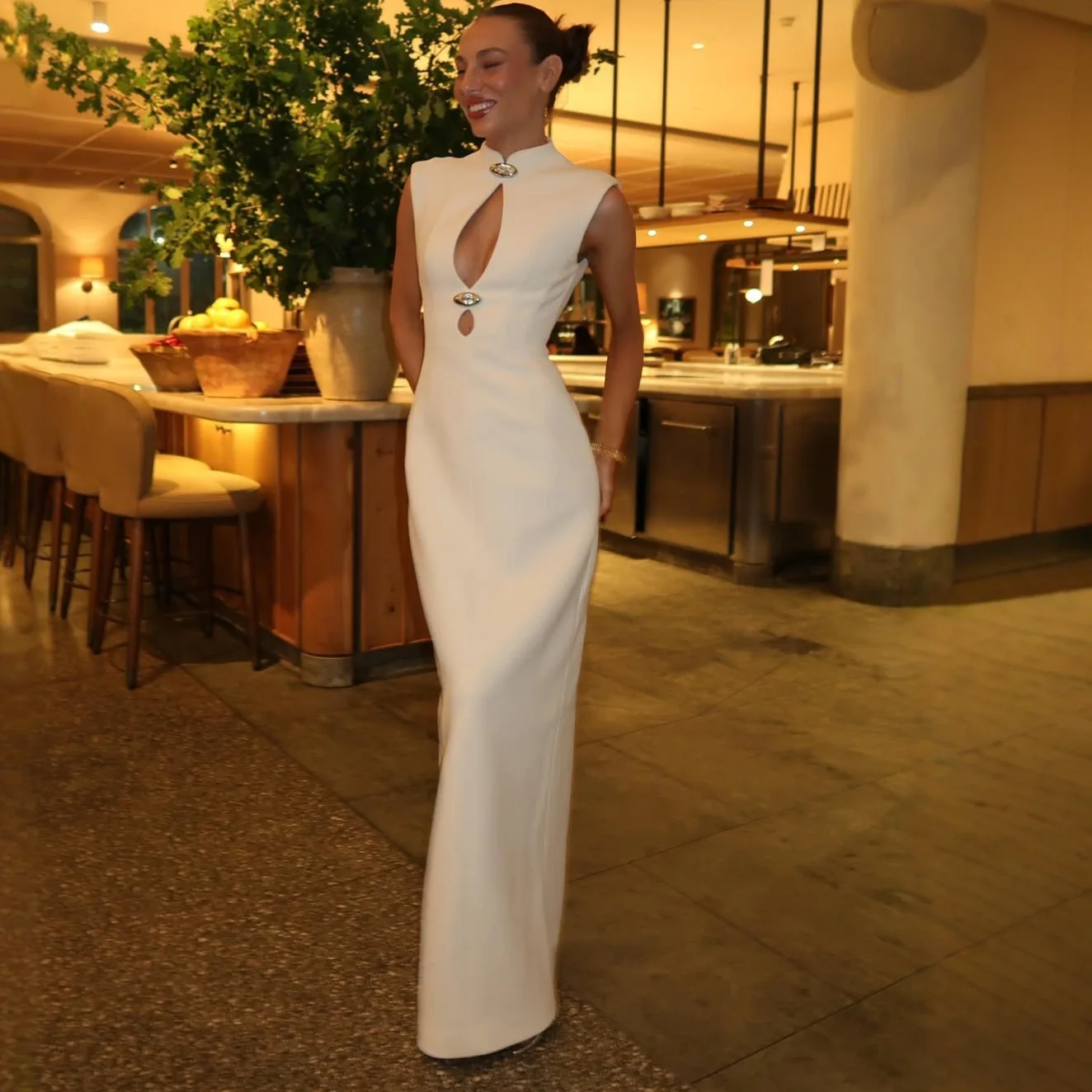 세련된 레트로 섹시 컷아웃 바디콘 드레스, 허리를 잘록하게 잡아주는 디자인과 고급스러운 여성스러운 스타일의 유럽풍 이브닝 드레스