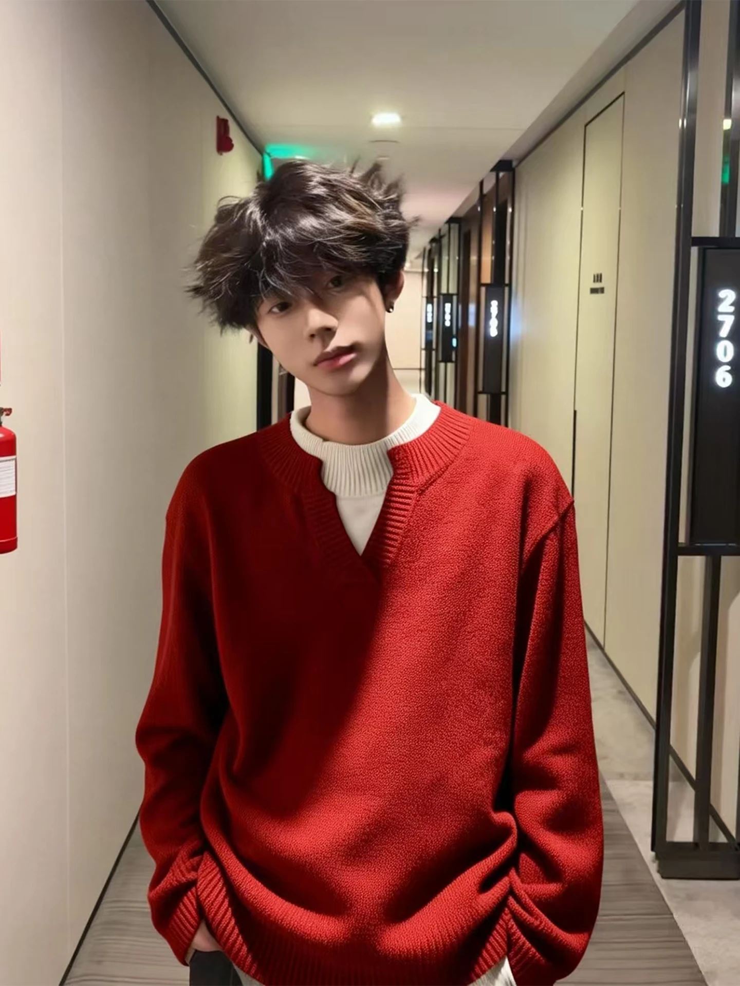 

Красный утепленный вязаный свитер с V-образным вырезом для мужчин, осенне-зимний, в корейском стиле, свободного кроя, базовая рубашка-имитация двойки