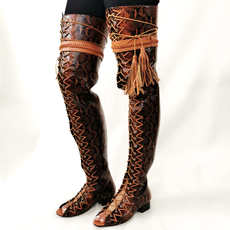 موضة بيثون حبل مضفر ضمادة شرابة الفخذ الأحذية الأسماك تو كعب مسطح النساء جلد الثعبان الدانتيل متابعة فوق الركبة الأحذية الغربية بوتاس
