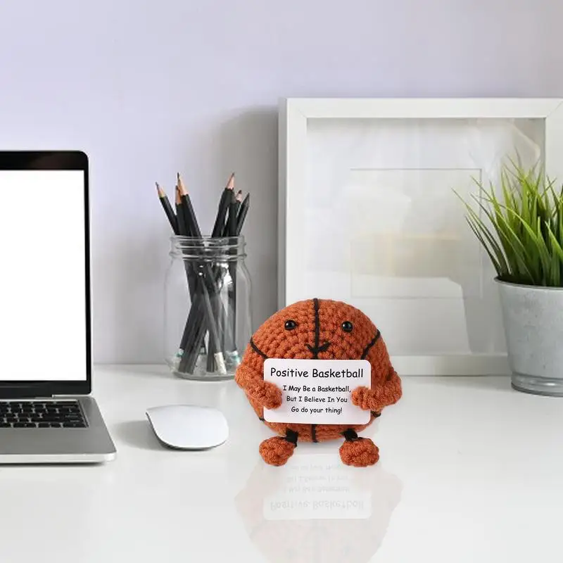 Poupée de soutien créative en laine faite à la main, basket-ball au crochet, avec carte d'encouragement, ornement de bureau à domicile, décoration pour anniversaire