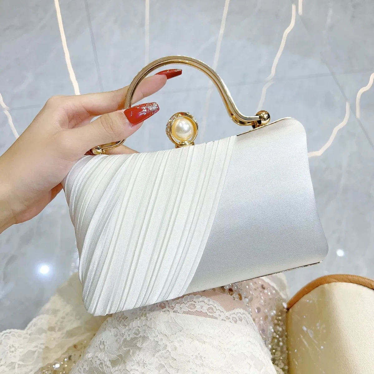 A socialite holding a handbag for a women's banquet, carrying a small bag with one shoulder and crossbody, paired with a evening gown handbag, and a banquet bag for wearing cheongsam