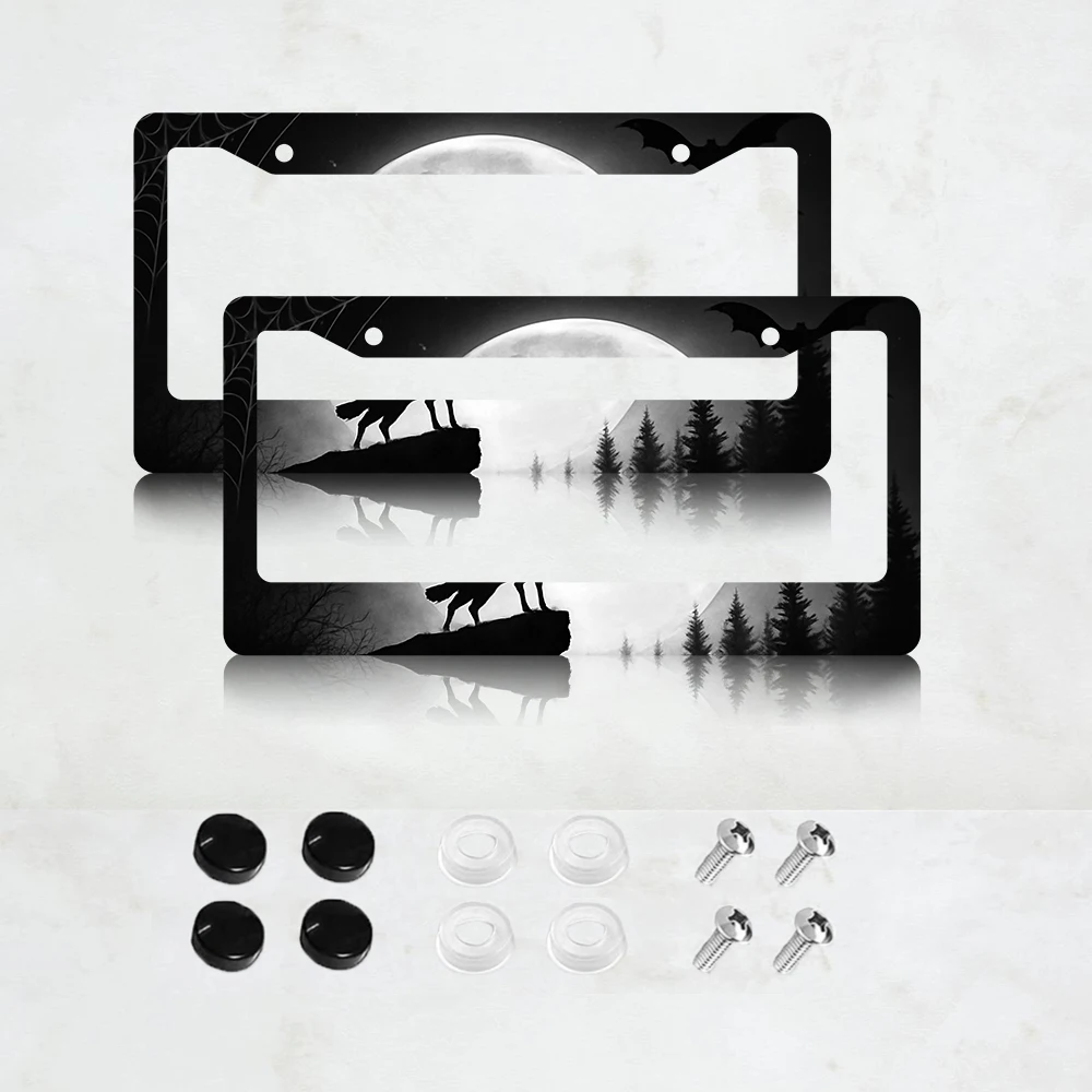 

Рамка для номерного знака «Воющий волк» — автомобильный аксессуар с изображением летучей мыши и паутины в лунном свете леса, с крепежным комплектом