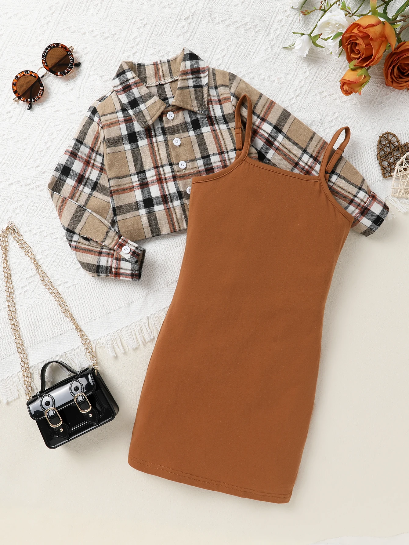 

Комплект из 2 предметов: клетчатая куртка с длинными рукавами и однотонное платье на бретелях для девочек, осень/зима