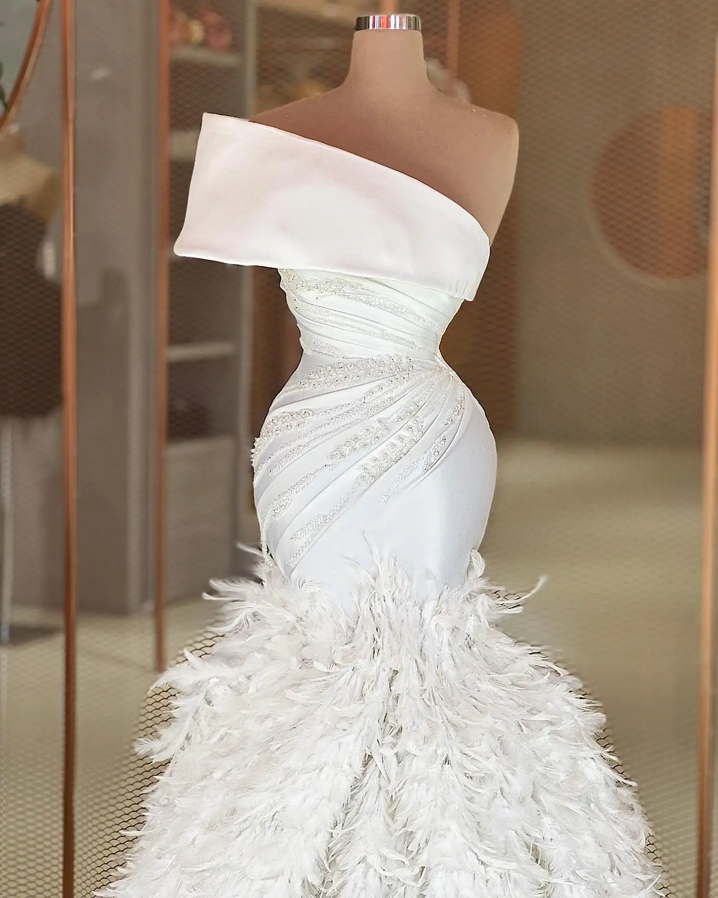 Gorgeous White One Shoulder Wedding Dress Luxury Feathers Sleeveless Custome Made Bridal Gowns