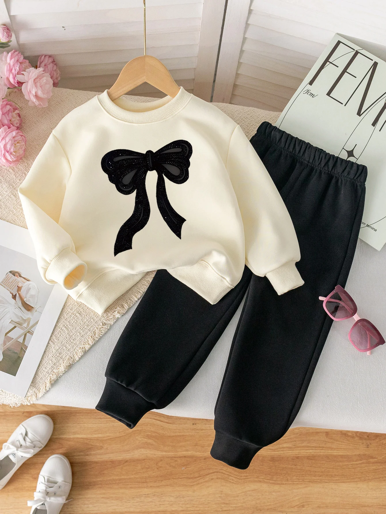 

Осенний спортивный костюм-двойка для девочек в сочетании с толстовкой с принтом и спортивными штанами без карманов, подходит для детей от 3 до 13 лет.