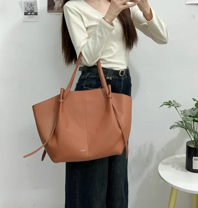 

YU Shoulder Bag Women 2025 New Genuine Leather Large Capacity Wings Tote Underarm Bag Crossbody Saddle Bucket Chain Purse