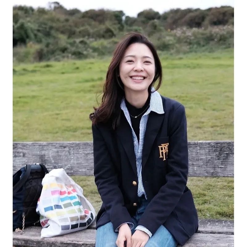 سترة بدلة نسائية ضيقة مزدوجة الوجه منسوجة بأسلوب YYDS مع تطريز حروف الكلية لموسم منتصف الخريف من ماركة سيل جود