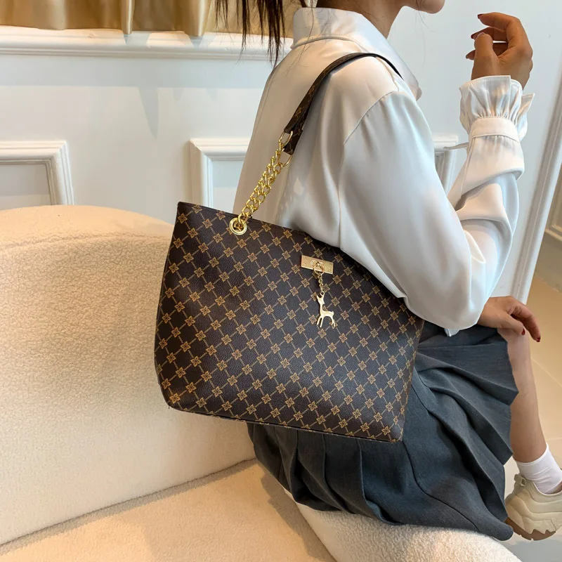 

High quality large capacity bag 2025 new women's bag fashionable commuting retro chain hand-held shoulder bag printed tote bag