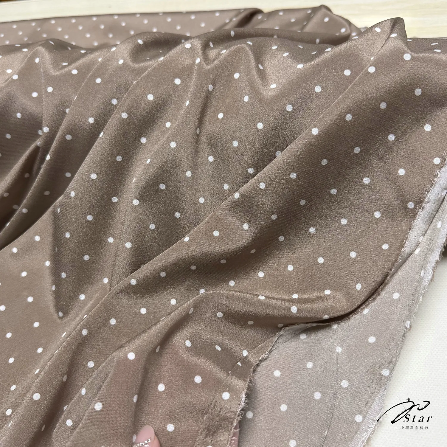Tela de crepé de seda con lunares pequeños de color café con leche y fondo blanco, ideal para camisas y vestidos de verano, tejido de satén de seda de gusano de seda con lunares.