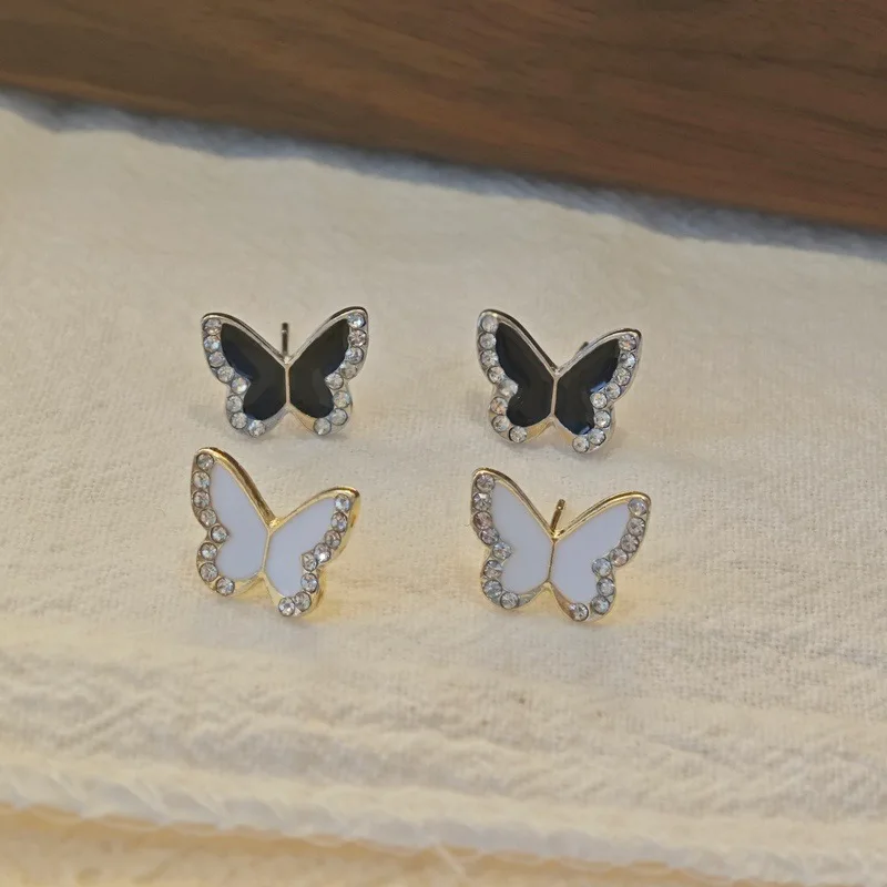 أقراط صغيرة مرصعة بالجانب الكريستالي للنساء ، أحمر ، أسود ، مينا أبيض ، فراشة صغيرة ، شكل حيوان جميل ، صغيرة