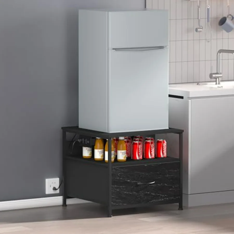 180 lb Mini-Kühlschrank-Tisch mit Schublade, robuster schwarzer Kühlschrankständer mit Ladestation und 4 verstellbaren Füßen für Zuhause