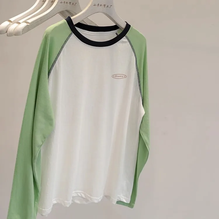 Modna koszulka damska z długim rękawem, luźny krój, wkładka na ramionach, wzór BA, ochrona przed słońcem.