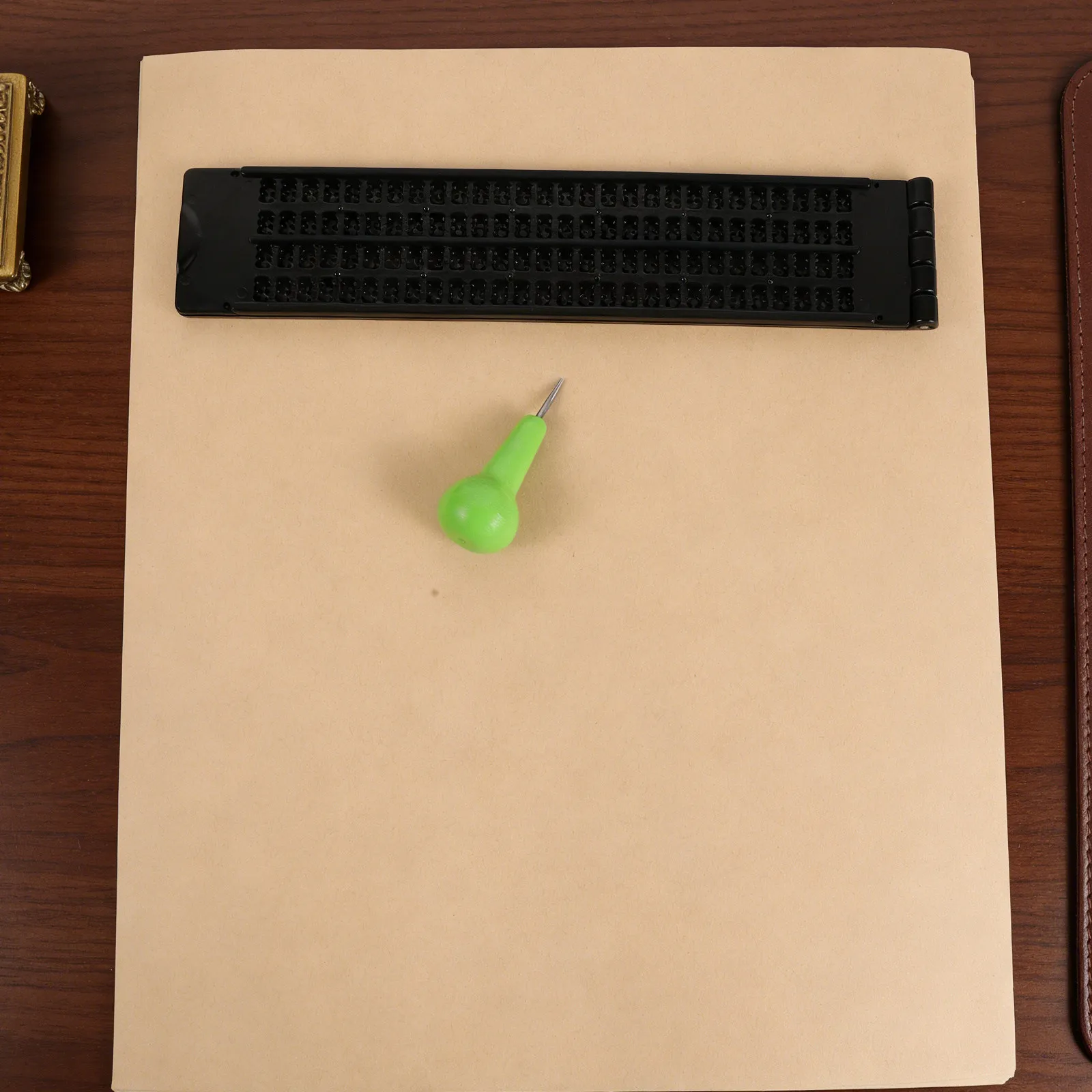 1 ensemble de blocs-notes Braille améliorés, 4 lignes, 28 cellules, alignement clair, stylet en plastique, papier Braille de qualité, pour étudiants aveugles