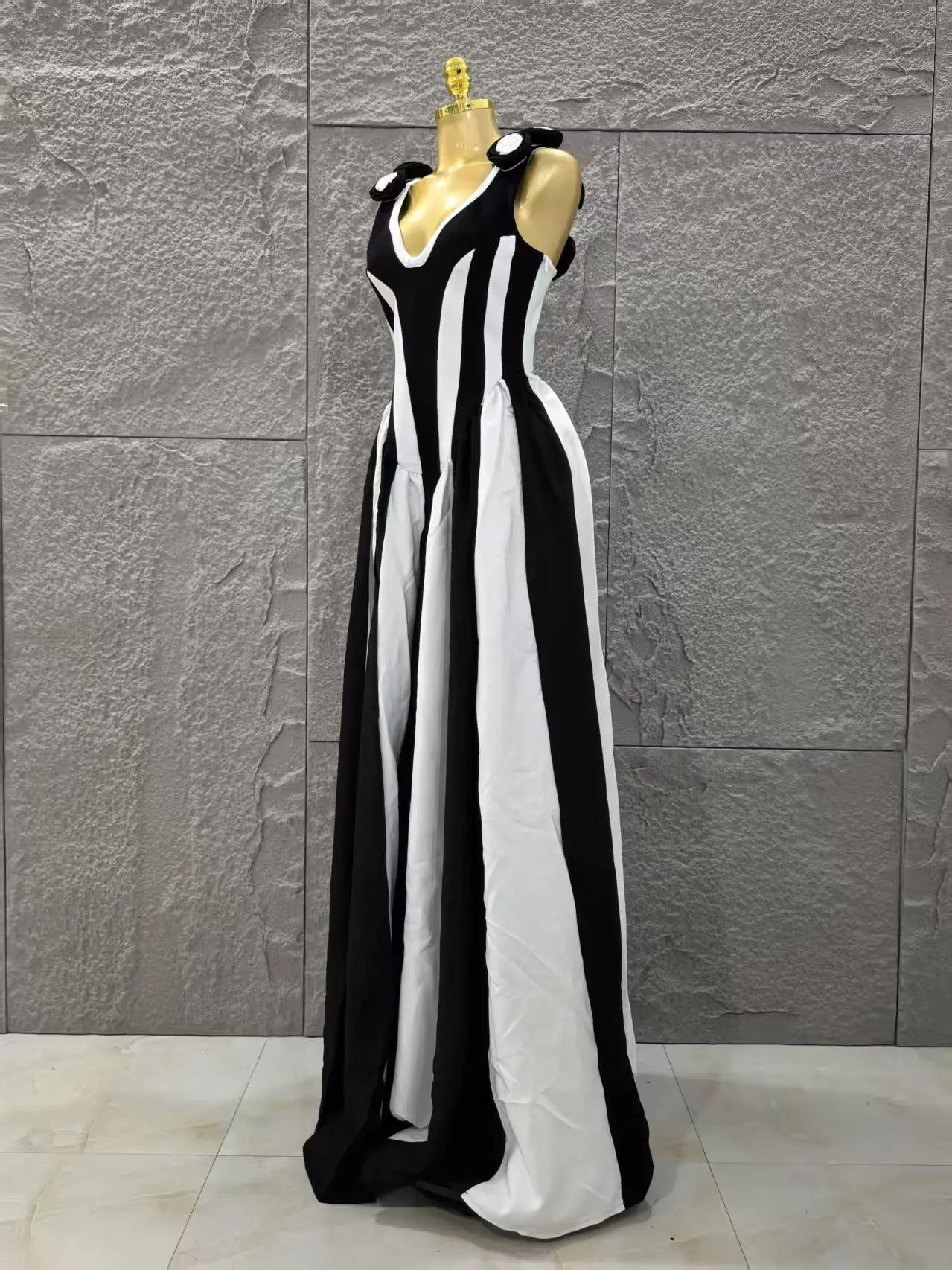 Abito lungo con fasciatura senza maniche a forcella alta a righe bianche nere con fiori 2025 Abiti da club per feste eleganti per le vacanze delle nuove donne
