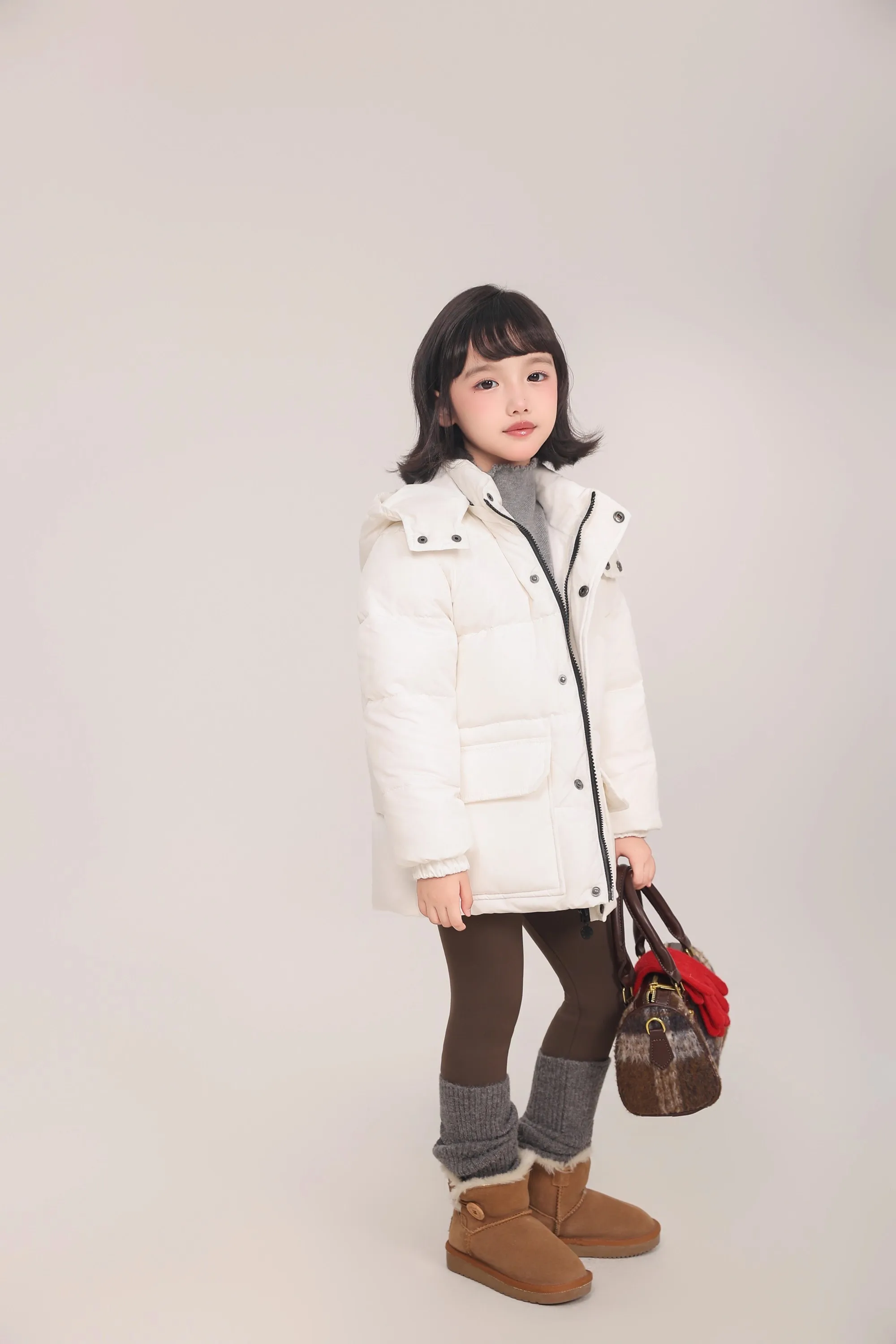 Kinder-Daunenjacke mit 90% Weißer Entendaune, Braune Kapuze, Mittellange Daunenjacke mit Großen Taschen, Dicke Warme Winteroberbekleidung für Mädchen A4853 – Detail 25
