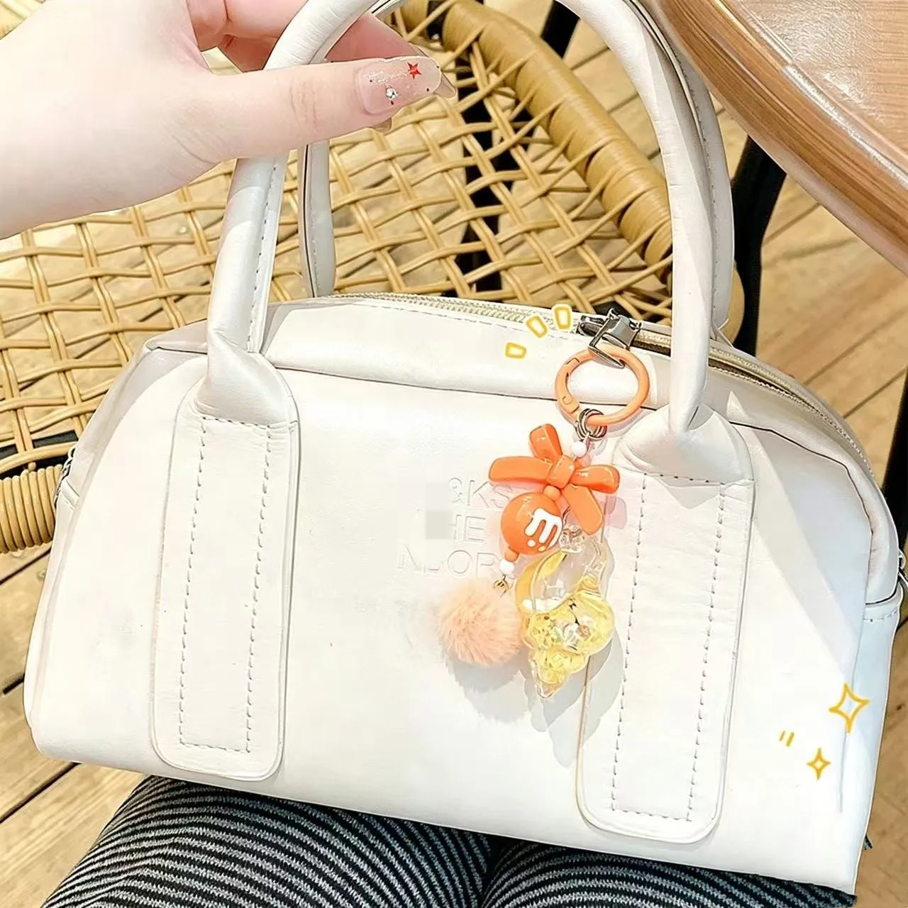 Acrylic Conch Shape Keychain with Floating Sequin Quicksand Simulation Cute Liquid Keyring Conch Design Key Chain