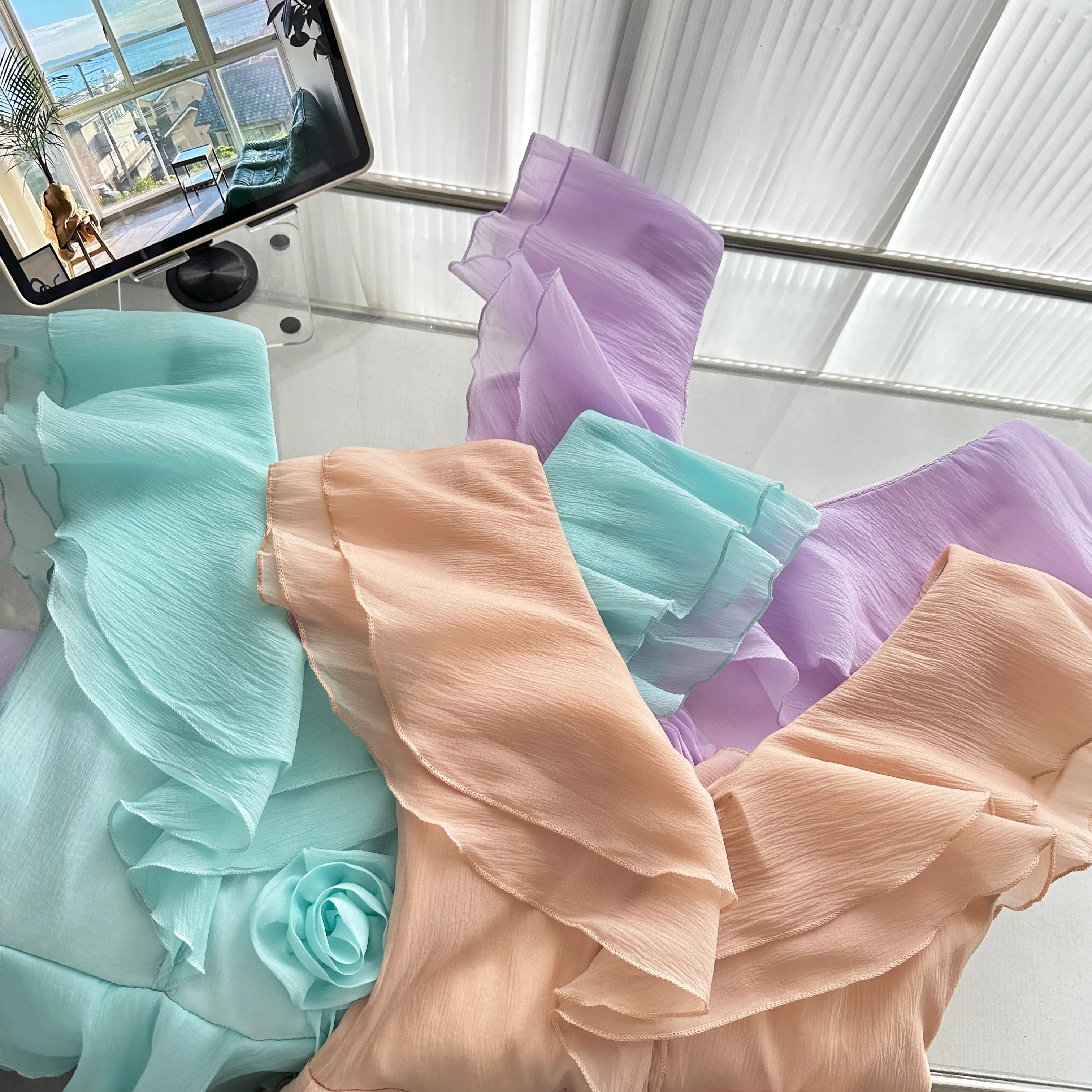 Feminino elegante em camadas babados vestido sem mangas senhora verão cor sólida slash neck festa férias magro mini vestido