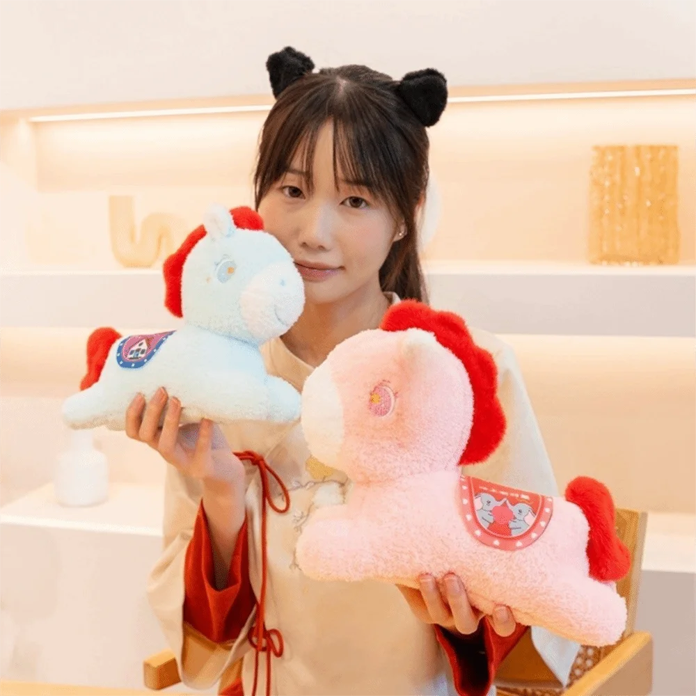 ของขวัญตุ๊กตาม้าขนาด 25 ซม. สีสันสดใส เสริมโชคลาภ ตุ๊กตาม้าการ์ตูนนุ่มๆ ของเล่นตุ๊กตาม้าสำหรับวางข้างเตียง