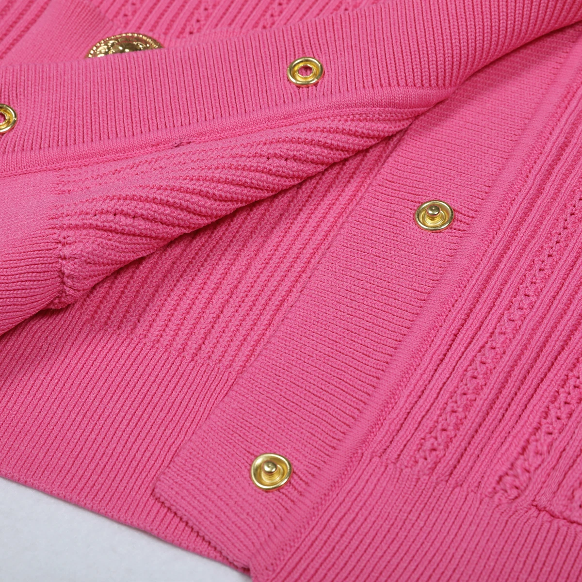 Primavera e verão nova moda viajando socialite feminino malha fivela de metal versátil em torno do pescoço manga comprida cardigan topo