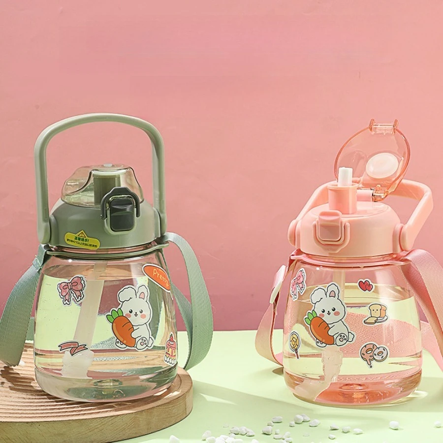 

Высококачественная пластиковая чашка для воды большой емкости для детей и студентов, удобная ручка и соломинка.