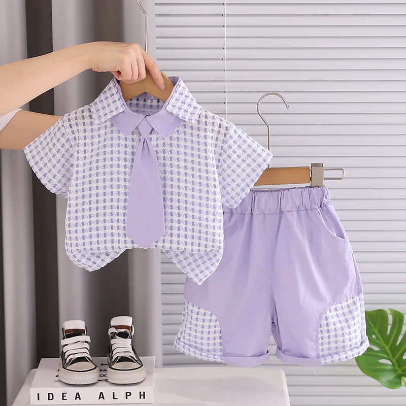 

Новый летний комплект одежды для мальчиков 2026 года: рубашка в клетку с коротким рукавом, галстуком и шорты, модный наряд для малышей 1-5 лет