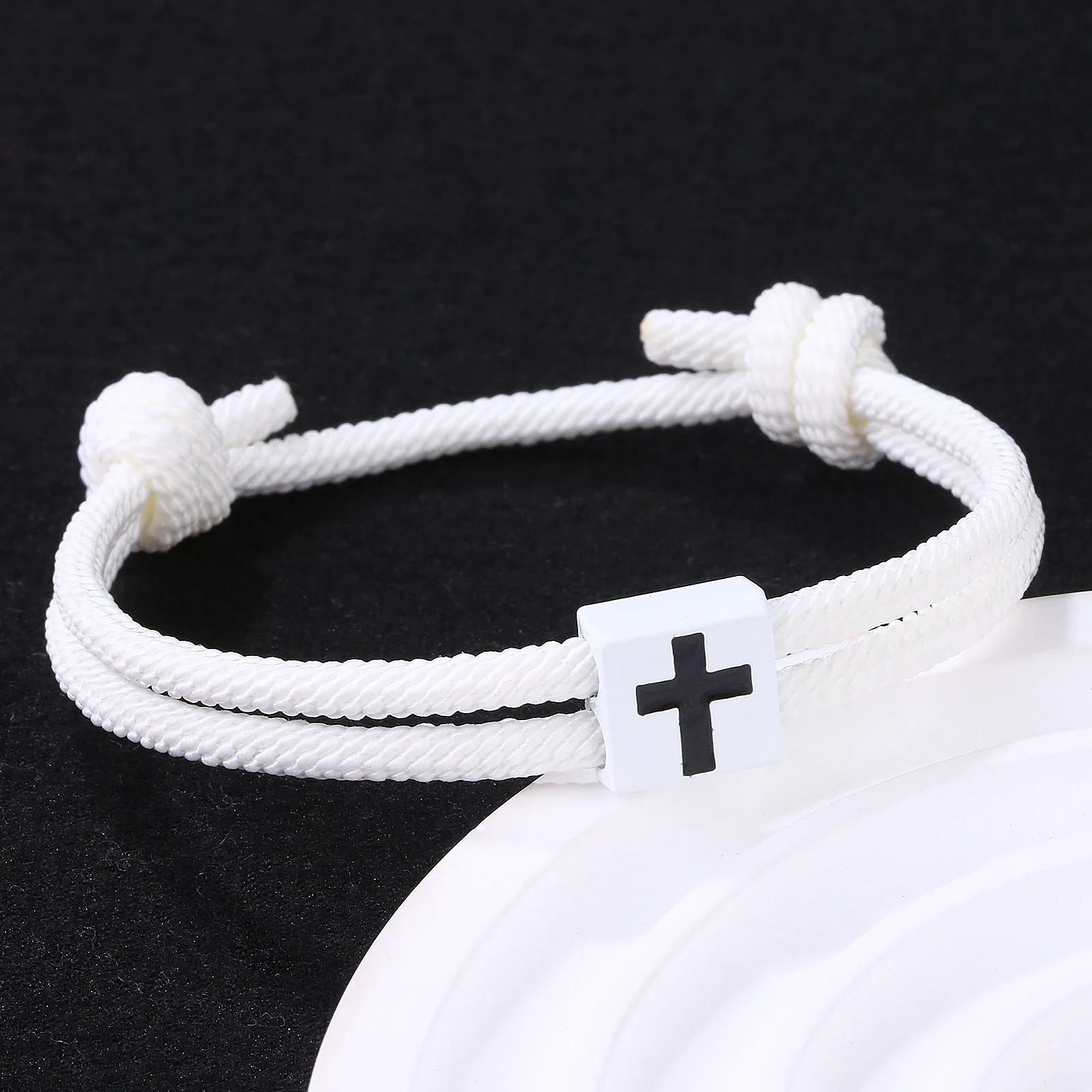 الصليب سوار للزوجين 2025 سحر الموضة أبيض أسود زوجين سبيكة أساور الصداقة مجوهرات هدية عيد الحب لها