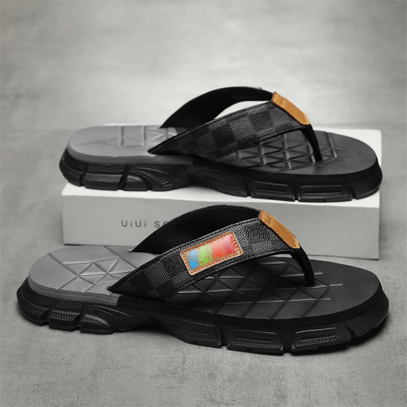 

Модные мужские шлепанцы с ремешками контрастного цвета и разноцветными логотипами: повседневный стильный пляжный летний вариант.
