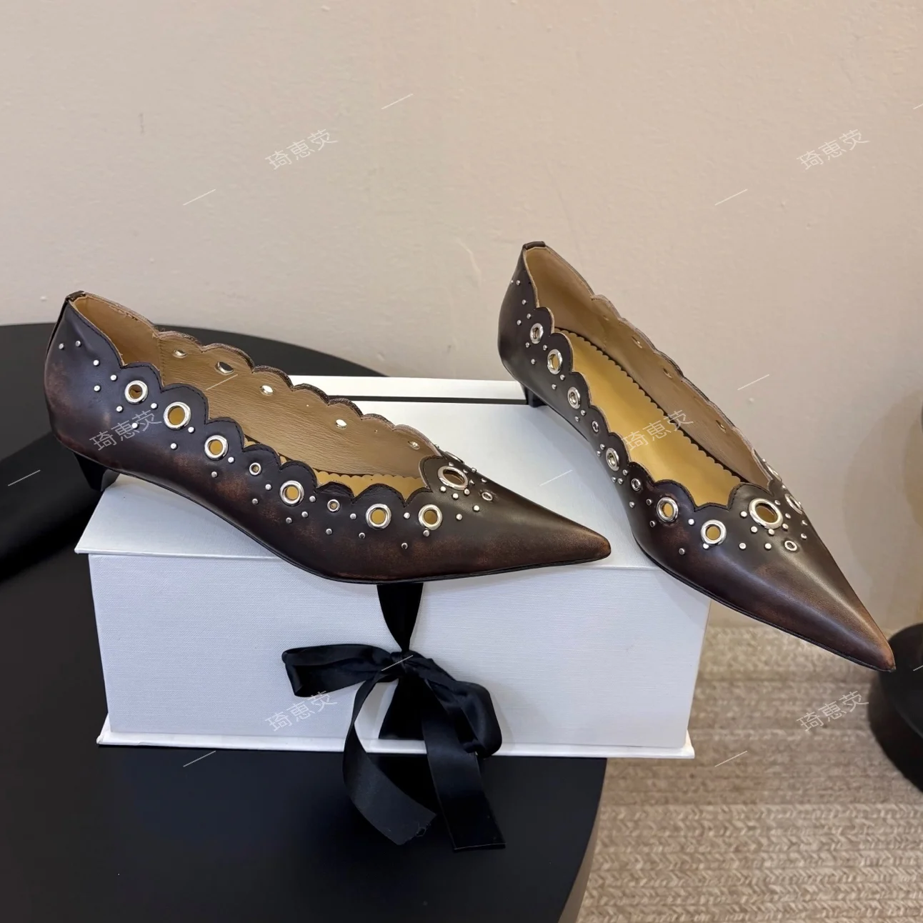 2026 Retro-Style Rivet Pointed-Toe Pumps Autumn Shallow-Mouth Elegant Commute Shoes Soft-Soled Flat Shoes Work Shoes Botas Mujer