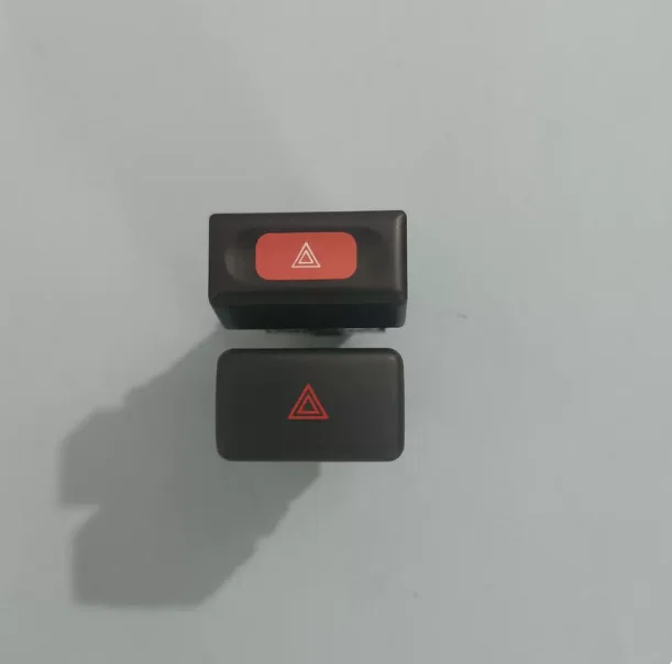 Alert Lamp Switch Emergency Switch for Nissan D22 P27 P31 Zna Rich  25290-73P00