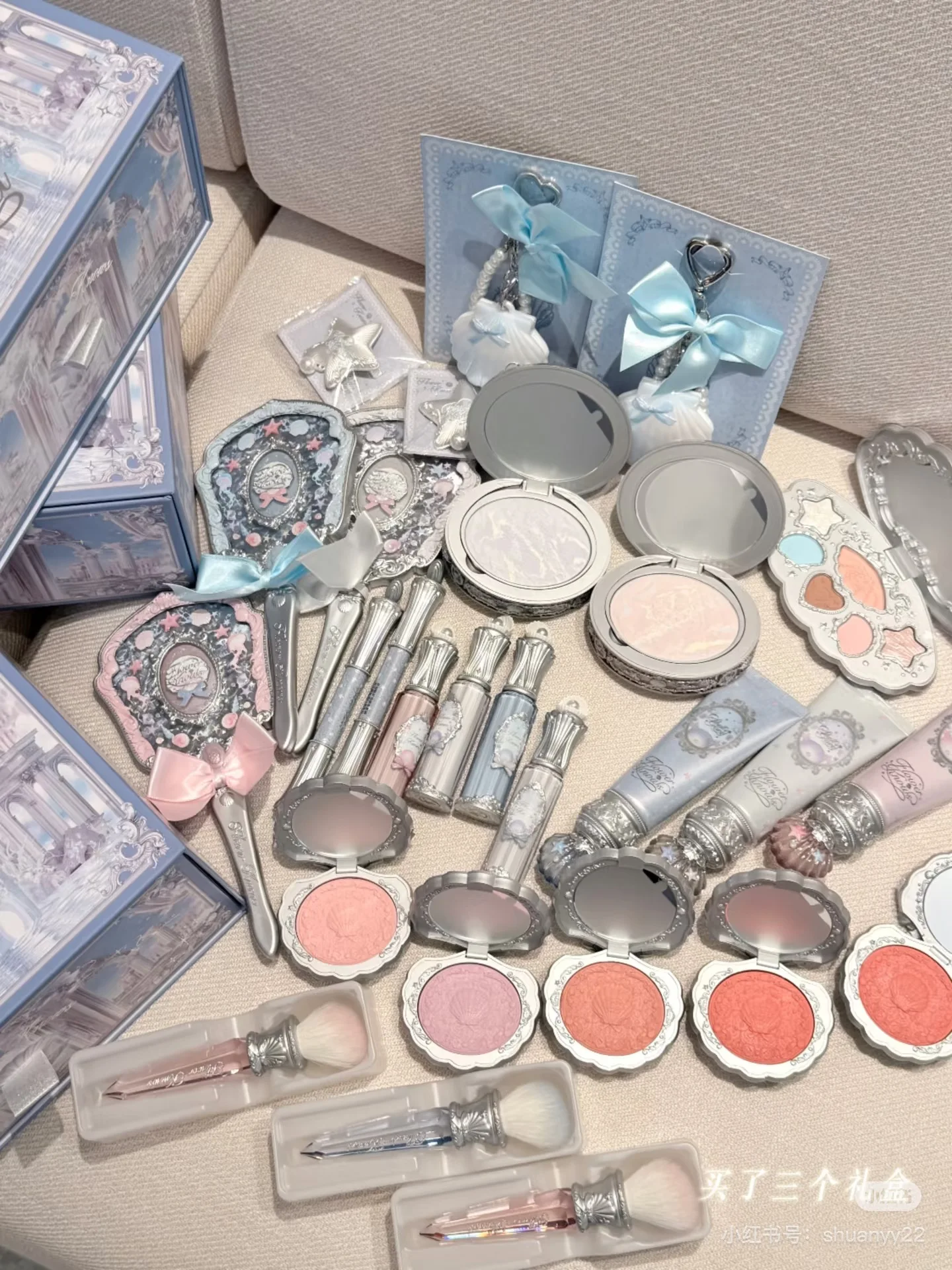 

Flower Know Shell Pearl Collection Makeup Set 10 Pcs Lip Glaze Blush Eyeshadow Mirror Make Up Kit