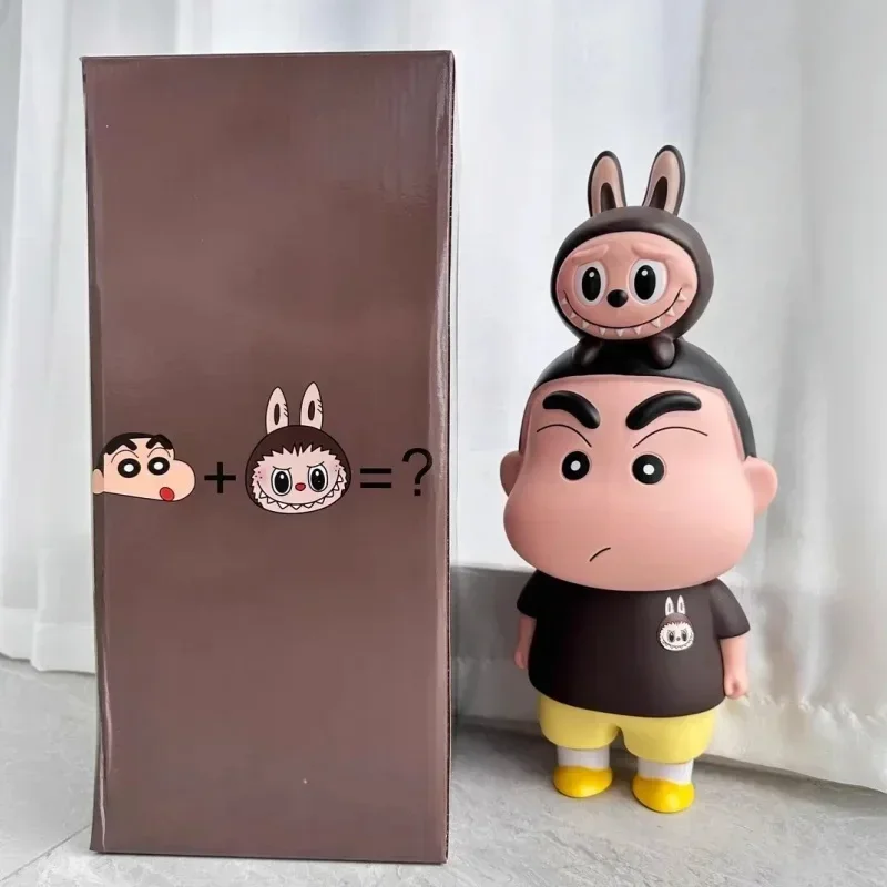 Crayon Shin-chan avec figurine d'anime Labubu, modèle en PVC, carillon fait à la main, modèle mignon, ornements à collectionner, cadeaux de jouets d'anniversaire, 40cm