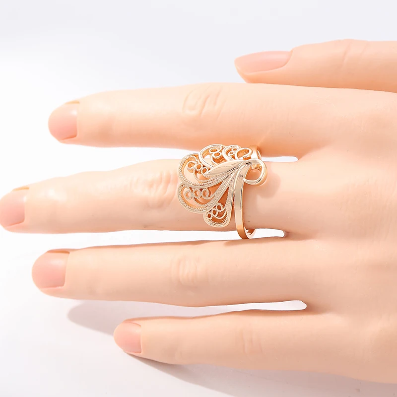 Vintage handgeschnitzter hohler Damenring aus goldfarbenem Metall mit geometrischem Design für den täglichen Gebrauch, Partyschmuck, Jubiläumsgeschenk. – Detail 4