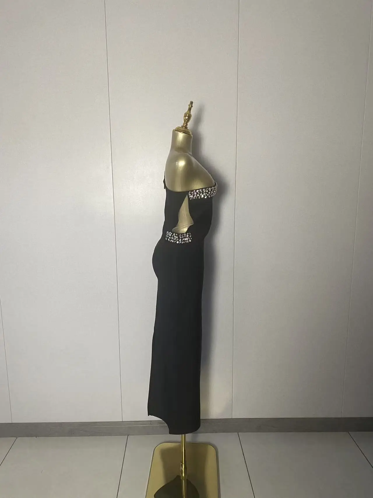 2025年新作 レディース 高級 ワンショルダー ダイヤモンドカットアウト ブラック ボディコンドレス 2025 エレガント イブニングクラブ 高級 バースデーパーティードレス