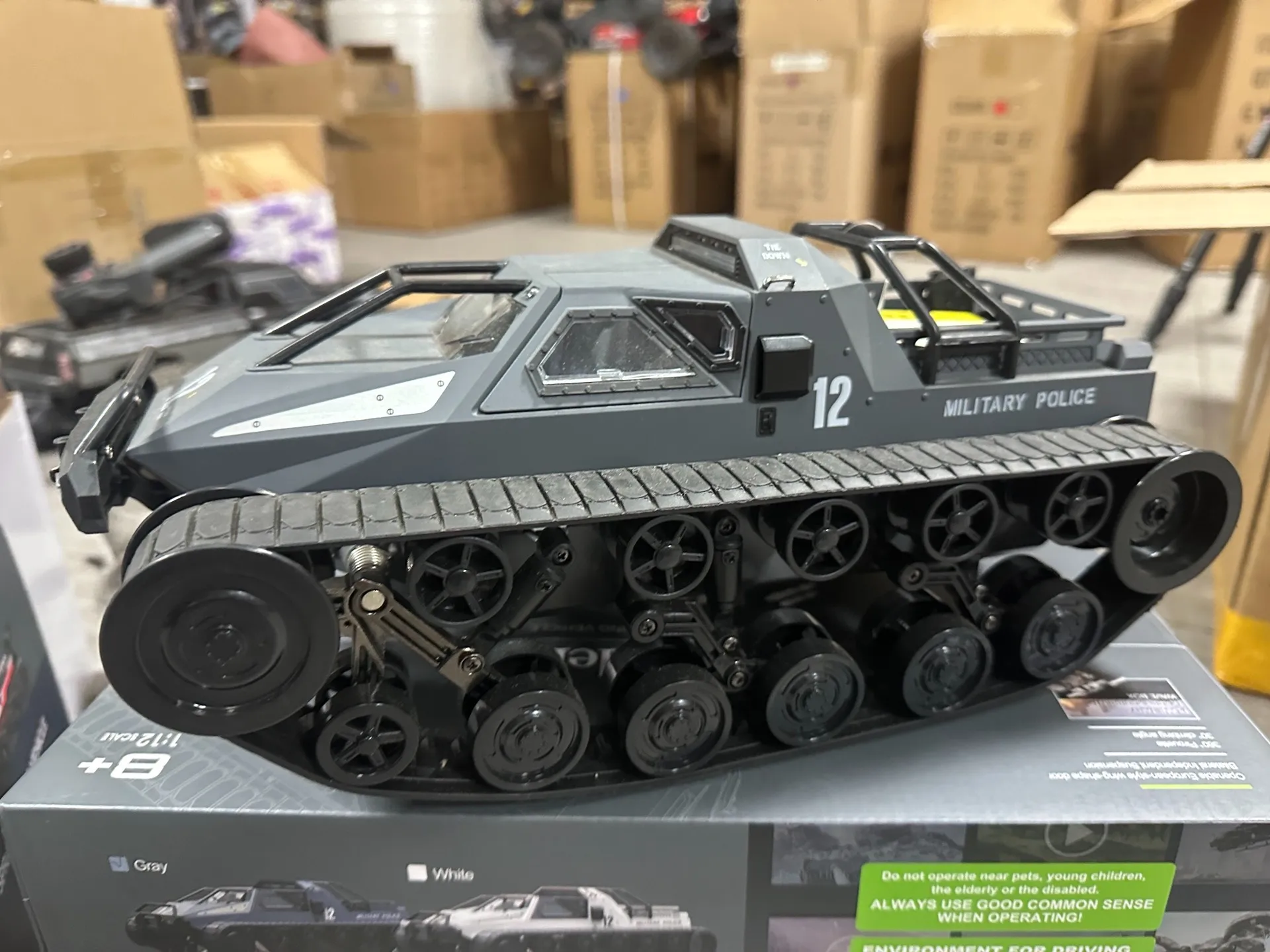 RC سيارة JJRC EV3-F4 C8812 كامل النطاق مجنزرة خزان لعبة محاكاة 2.4G RC نموذج سيارة الانجراف التحكم عن بعد على الطرق الوعرة مركبة الصبي هدية