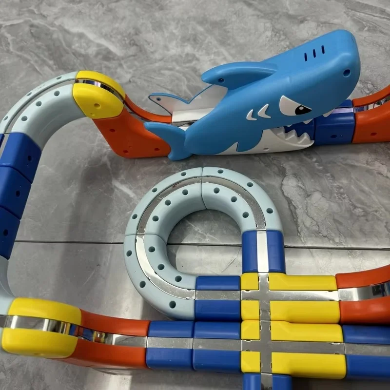 Elektrische magnetische racewagen met pull-back-functie Zwaartekrachtglijbaan met oceaanthema Educatief speelgoed voor kinderen Kerstcadeau